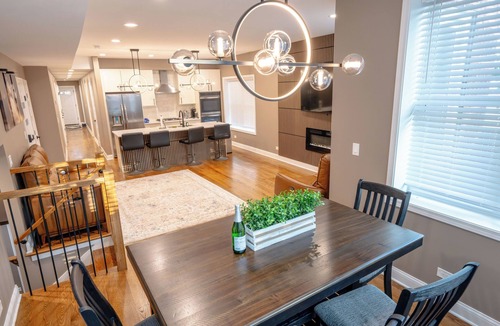 Rogers Park Condo | Luxury 6Bedroom, 4.5 Bathroom Home Mins from Downtown and the Lake