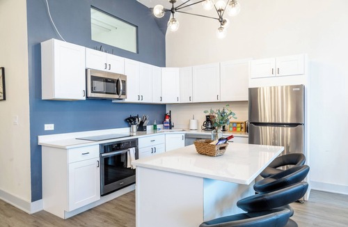 Near South Side Hotel | Luxury 6BR/4BA Suite Near McCormick with Skyline Views