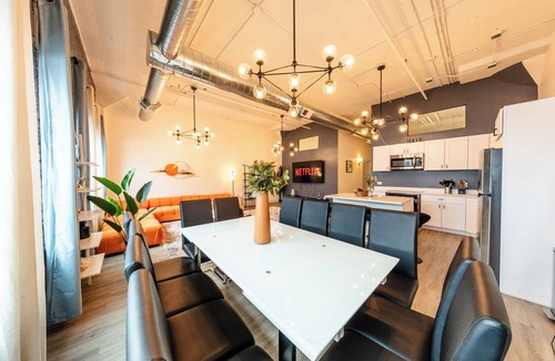 Near South Side Hotel | Luxury 6BR/4BA Suite Near McCormick with Skyline Views