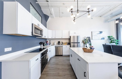 Near South Side Hotel | Luxury 6BR/4BA Suite Near McCormick with Skyline Views