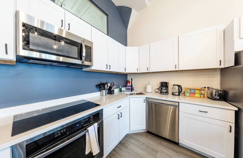 Near South Side Hotel | Luxury 6BR/4BA Suite Near McCormick with Skyline Views