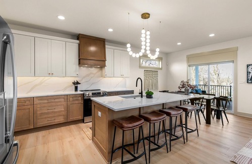 Altoona House | Luxury 7 bed/4 bath, 16 guest, hot tub, EV, firepit, pickleball, golf & more!
