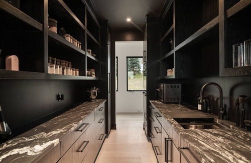 Skaneateles House | Luxury 7 Bed Black House Retreat in Skaneateles — Spacious & Stylish Getaway