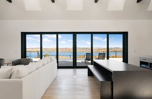 Skaneateles House | Luxury 7 Bed Black House Retreat in Skaneateles — Spacious & Stylish Getaway