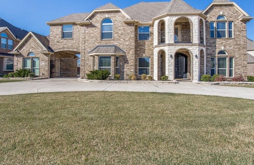 Mansfield House | Luxury 7 Bedroom Mansion With Movie Theater and Game Room
