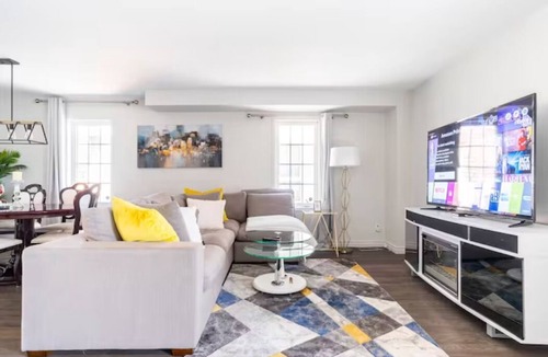 East Credit House | Luxury 7BR Haven in Mississauga| Near Square one| Minutes to Airport| Sleeps 16+