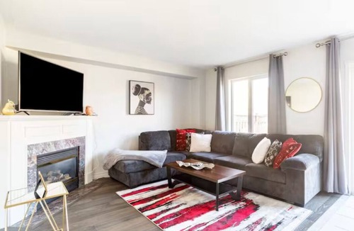 East Credit House | Luxury 7BR Haven in Mississauga| Near Square one| Minutes to Airport| Sleeps 16+