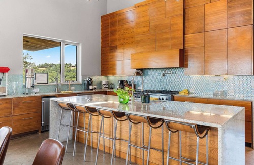 Dripping Springs Cottage | Luxury 7BR Hill Country Gem With Barndominium