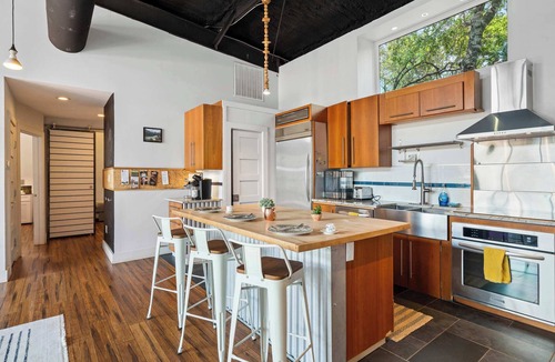 Dripping Springs Cottage | Luxury 7BR Hill Country Gem With Barndominium