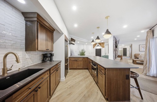Union Dale House | Luxury 7BR Near Elk Ski with Pickleball