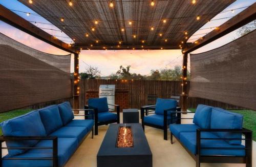 Pflugerville House | Luxury 7BR Pool Hot Tub & 4 Car Parking