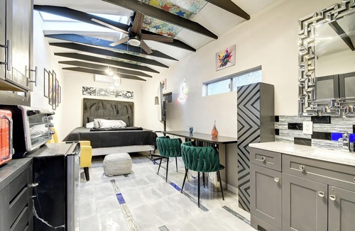 Tempe House | Luxury 7BR Pool & Spa Retreat in Tempe – 7 Kings or 14 Total Beds -Customizable!