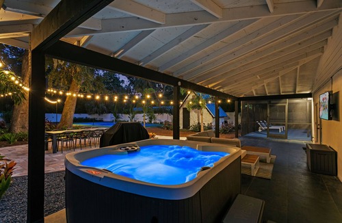 Town N County Park House | Luxury 9 Bedroom Retreat - Heated Pool & Hot Tub