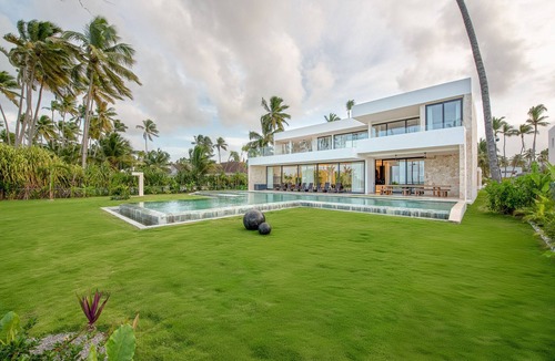 Las Terrenas Villa | Luxury 9BR Beachfront Stunner with Private Pool
