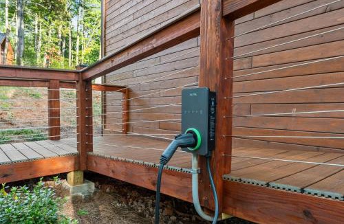 Cleveland House | Luxury A-frame Hot tub Pickleball Mountain views