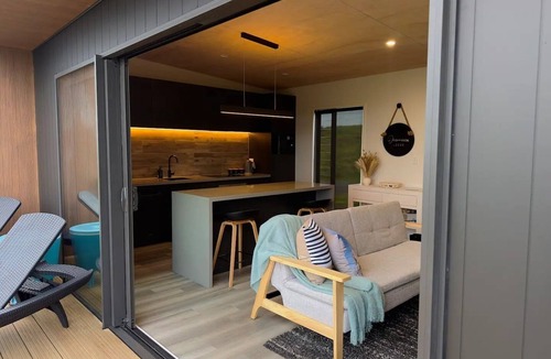 Waverley Cabin | Luxury Absolute Ocean View Lodge