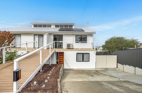 Middleton House | Luxury Accommodation Middleton with Stunning Ocean Views - sleeps 7