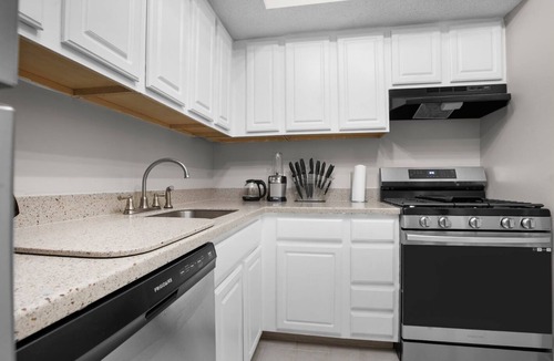 The Hill Apartment | Luxury Accommodation Dead Center Downtown New Haven!