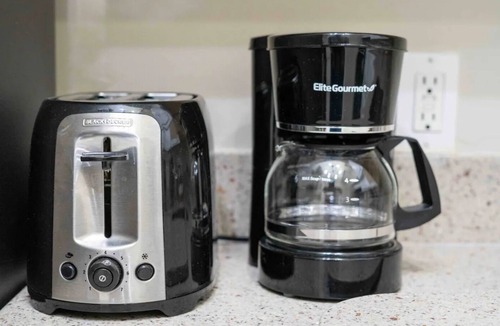 The Hill Apartment | Luxury Accommodation Dead Center Downtown New Haven!