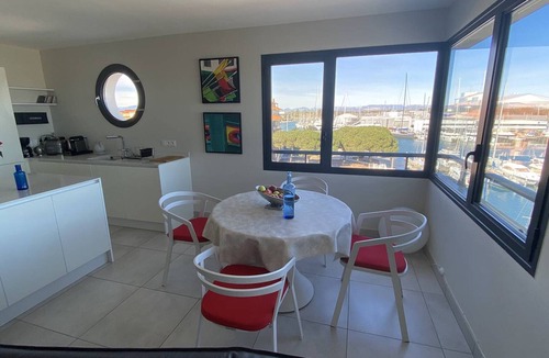 Le Port Apartment | Luxury Air-Conditioned Apartment with Parking and Garage