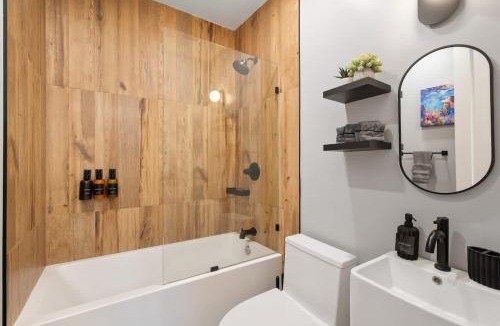 The Heights Apartment | Luxury and Modern Apt with Patio only 10 Min to Times Square