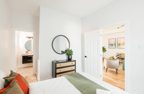 Pointe-Saint-Charles Condo | Luxury and spacious & Yard Patio Downtown+OLD Port + Free Parking +1min Metro