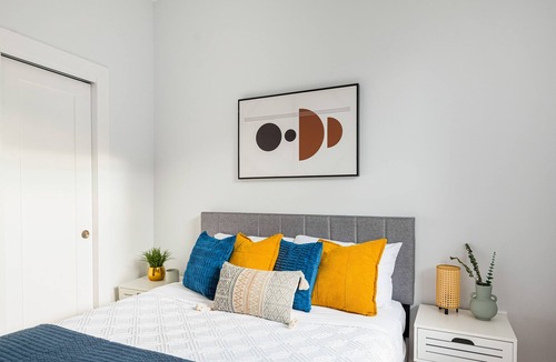 Pointe-Saint-Charles Condo | Luxury and spacious & Yard Patio Downtown+OLD Port + Free Parking +1min Metro