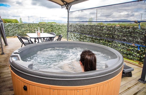 Alloa Cabin | Luxury Anthropod - Ben Cleugh with Private Decking & Hot Tub