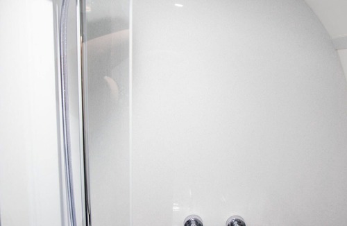 Alloa Cabin | Luxury Anthropod - Ben Cleugh with Private Decking & Hot Tub