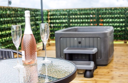 Alloa Cabin | Luxury Anthropod - Whitewisp & Private Hot Tub