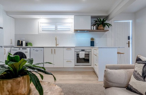 Mission Bay Apartment | Luxury Apart, Garden View, Beachside, Full Kitchen