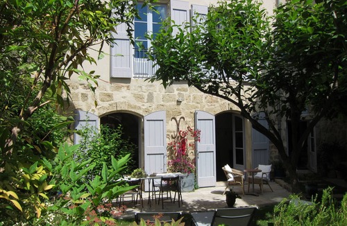 Montagnac Apartment | LUXURY APARTMENT (4-5 PEOPLE) IN A 17th CENTURY RESIDENCE