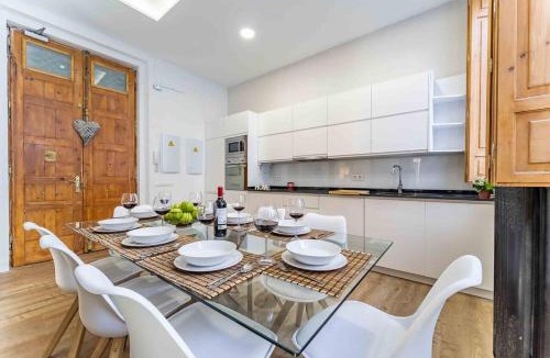 Embajadores Apartment | Luxury Apartment 6 Bedroom in Downtown by TuriVida