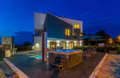 Malinska-Dubasnica Apartment | Luxury apartment NOA with pool and hot tub