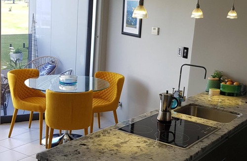 Bowentown Apartment | Luxury Apartment on the Waterfront