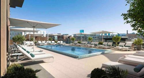 East Cambridge Apartment | Luxury Apartment w King Bed Shared Pool & Rooftop