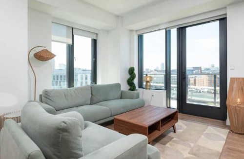 East Cambridge Apartment | Luxury Apartment w King Bed Shared Pool & Rooftop
