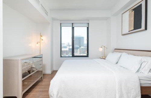 East Cambridge Apartment | Luxury Apartment w King Bed Shared Pool & Rooftop