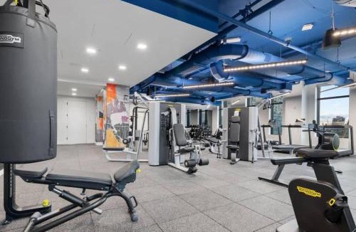 East Cambridge Apartment | Luxury Apartment w King Bed Shared Pool & Rooftop