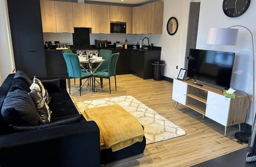 North Finchley Apartment | Luxury apartment with private balcony