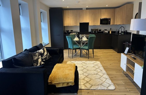 North Finchley Apartment | Luxury apartment with private balcony