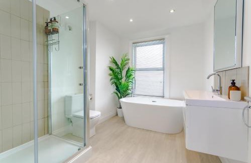 Selhurst Apartment | Luxury Apartment with Workspace