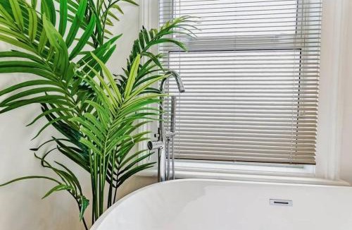 Selhurst Apartment | Luxury Apartment with Workspace