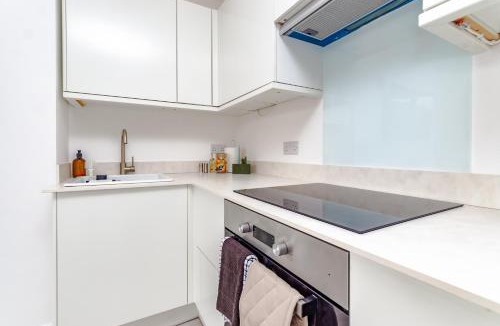 Selhurst Apartment | Luxury Apartment with Workspace