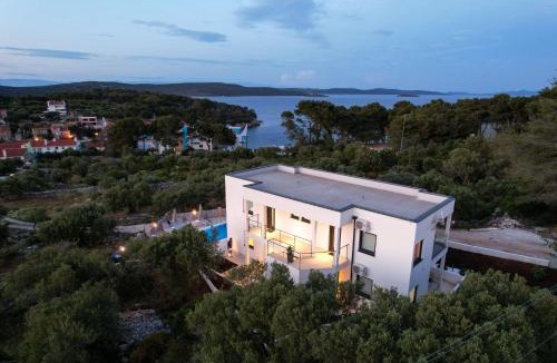 Bozava Apartment | Luxury Apartments Mauro with Heated Pool