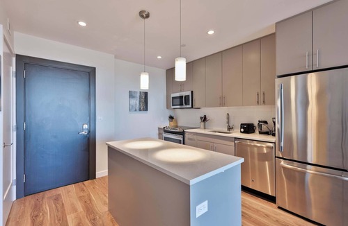 Seaport District Apartment | Luxury Apt Seaport with Gym and Pool