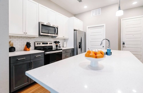Tobin Hill Apartment | Luxury Apt Steps from Shopping & Dining, Free Parking, Resort Style Pool, Gym