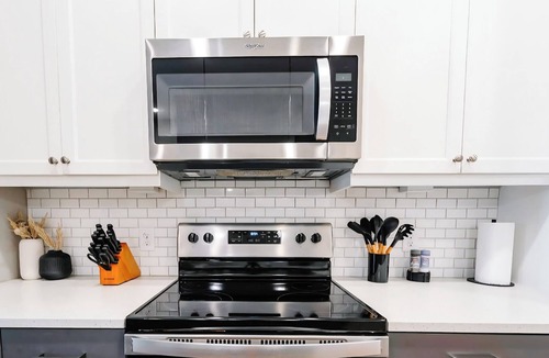 Tobin Hill Apartment | Luxury Apt Steps from Shopping & Dining, Free Parking, Resort Style Pool, Gym