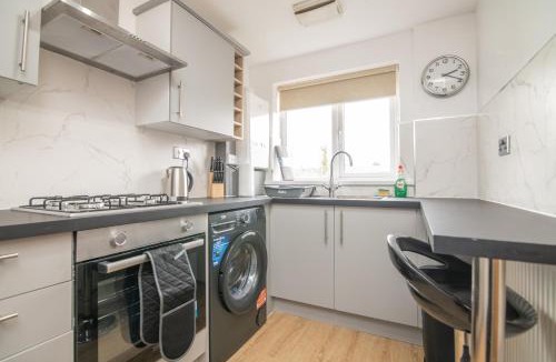 West Bromwich Apartment | Luxury Apt with 2 bathrooms n Free Parking