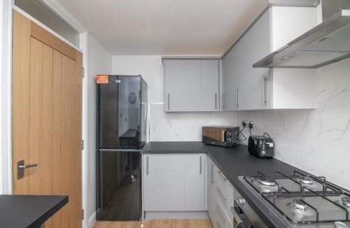 West Bromwich Apartment | Luxury Apt with 2 bathrooms n Free Parking